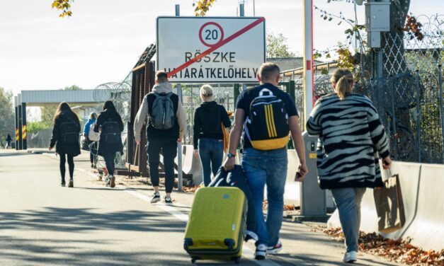 Minden utasnak szólnak a határőrök, hogy este hétkor bezár a Röszke-Horgos közúti átkelő