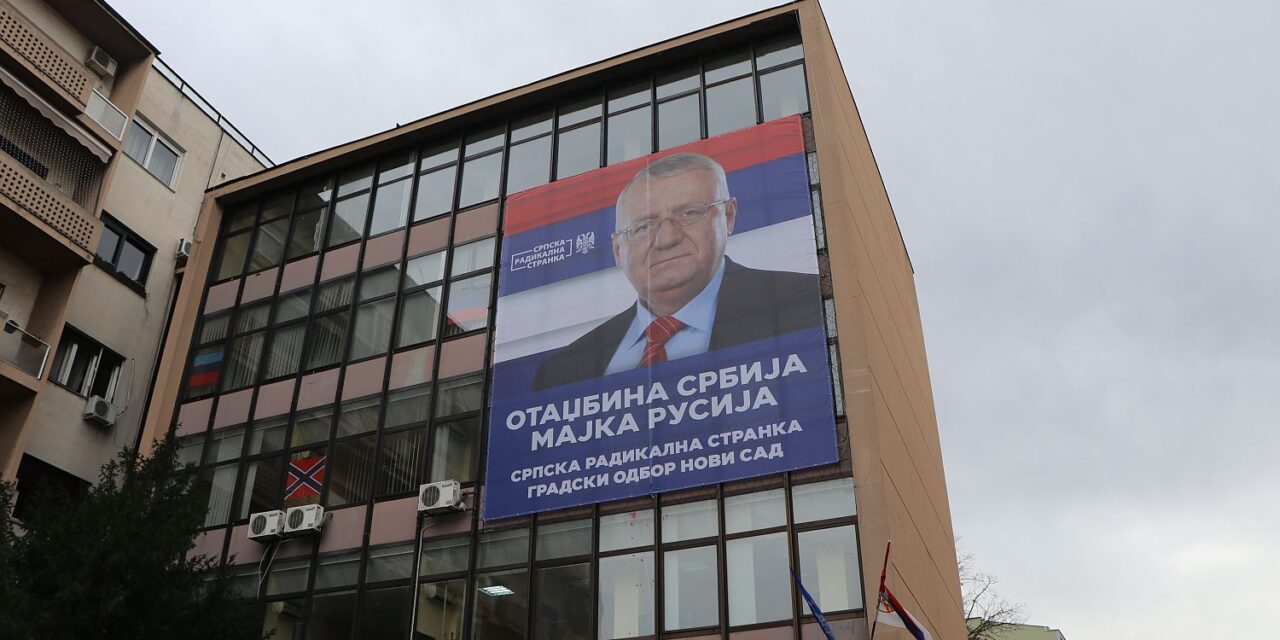 Új plakátról mosolyog Šešelj az újvidékiekre