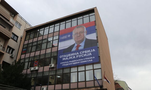 Új plakátról mosolyog Šešelj az újvidékiekre
