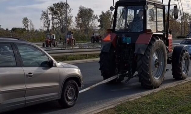 Egy tiltakozó traktorista vontatta el a lerobbant autót (Videó)