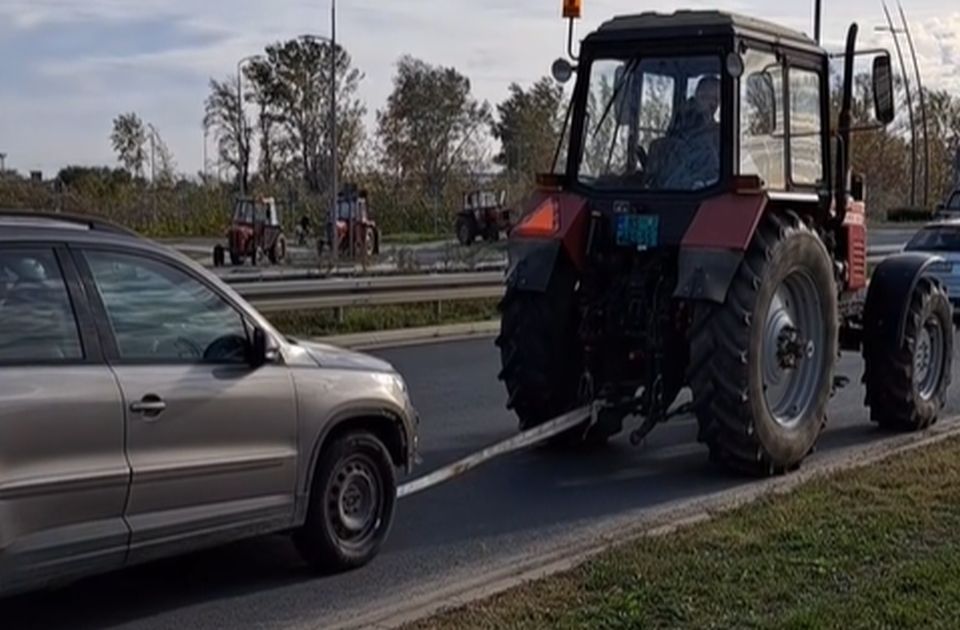 Egy tiltakozó traktorista vontatta el a lerobbant autót (Videó)