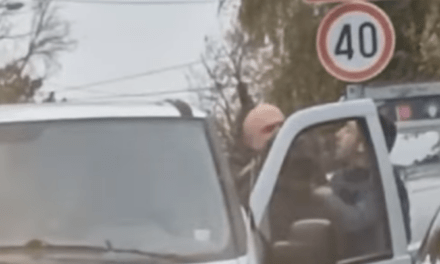 Az út kellős közepén verekedett össze a taxi és a furgon sofőrje (Videó)