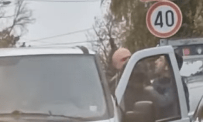 Az út kellős közepén verekedett össze a taxi és a furgon sofőrje (Videó)