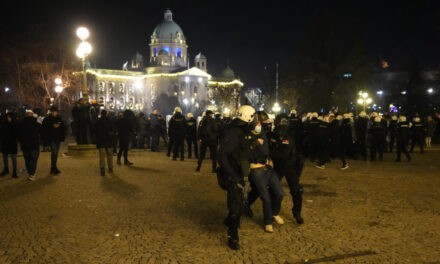 Harminc személyt vettek őrizetbe, több rendőr megsérült a fővárosi tüntetés során