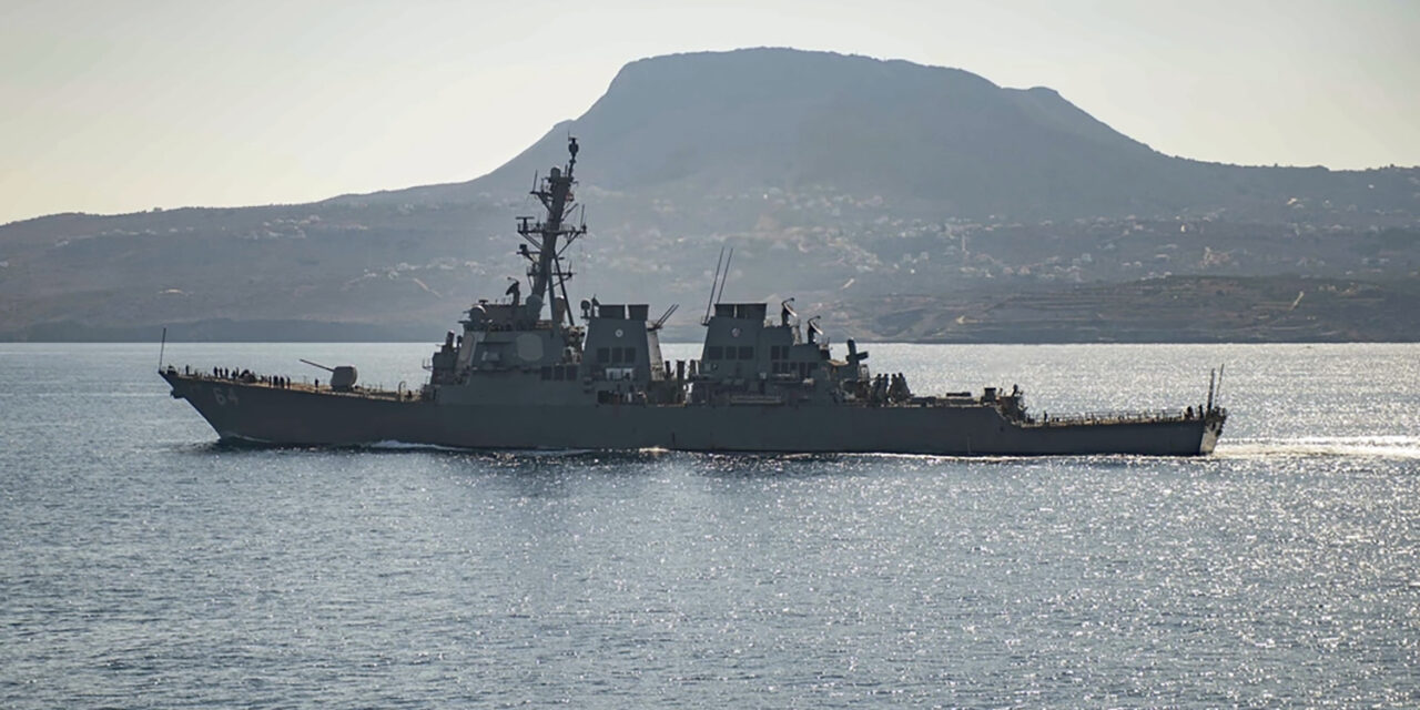 Amerikai hadihajót és több kereskedelmi hajót ért támadás a Vörös-tengeren