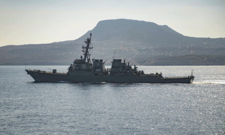 Amerikai hadihajót és több kereskedelmi hajót ért támadás a Vörös-tengeren
