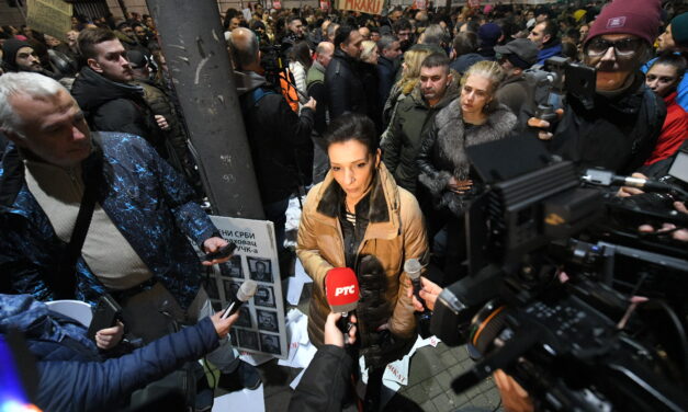 Az állami köztelevízió is tudósít a tüntetésről, Tepić is nyilatkozott