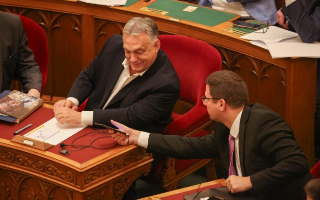 A Telex lefotózta mit rajzolgat Orbán a parlament ülésén