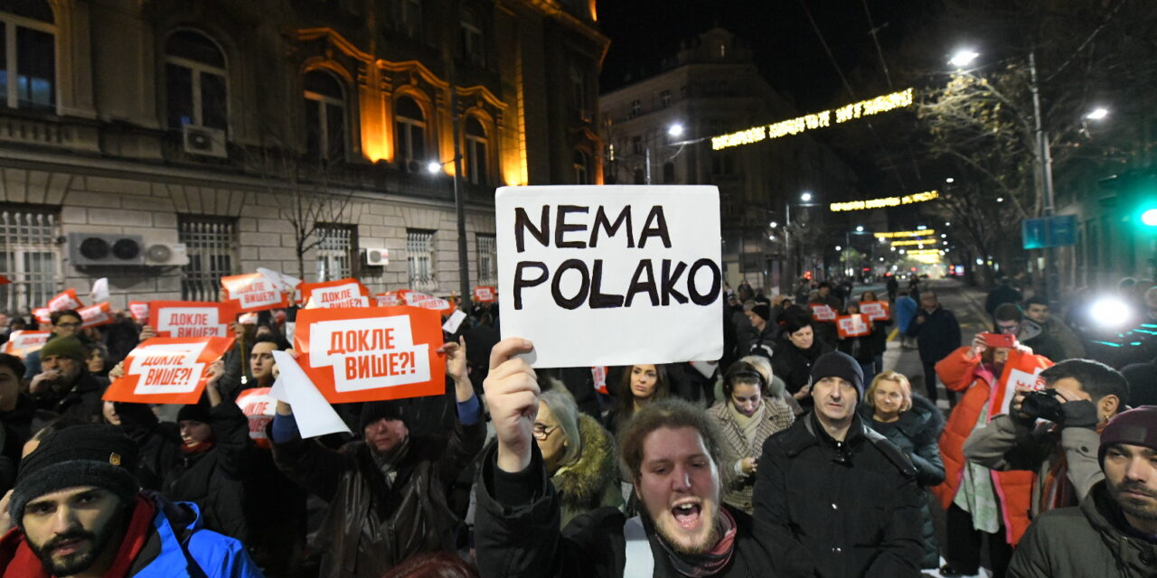 „Csalás! Hazaárulás!” – Ellenzékiek, egyetemisták, csalódott polgárok tüntetnek Belgrádban