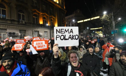 „Csalás! Hazaárulás!” – Ellenzékiek, egyetemisták, csalódott polgárok tüntetnek Belgrádban