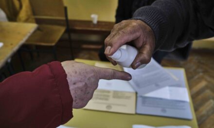 Itt a jelentéstervezet: a szerbiai választásokat szabálytalanságok, nem egyenlő részvételi feltételek és a szavazók utaztatása jellemezte