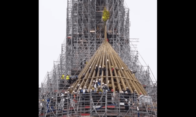 Olyan jól halad a Notre-Dame újjáépítése, hogy az ácsok már ünnepelnek (Videóval)