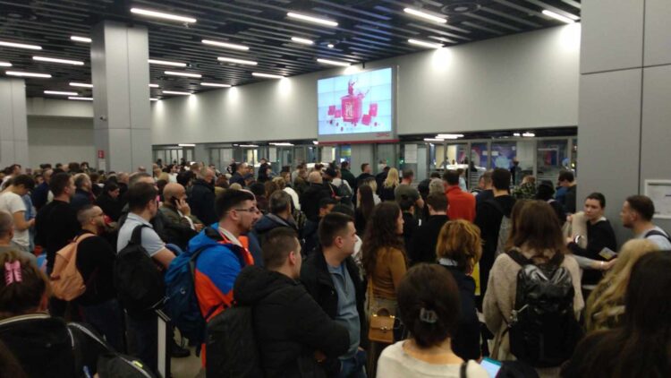 Káosz a belgrádi reptéren, a dolgozók mulasztása miatt kellett ezreket kimenekíteni