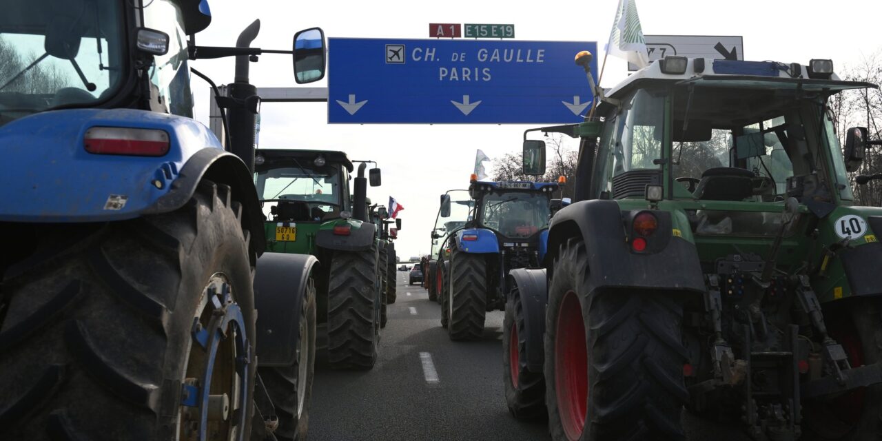 Franciaországban tiltakozó gazdák zárták le a Párizsba és más nagyvárosokba bevezető utakat