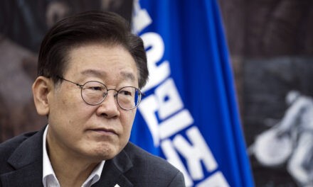 Merényletet követtek el a dél-koreai ellenzék vezetője ellen