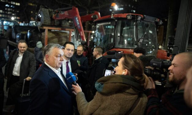 Orbán Viktor Brüsszel belvárosában tüntető gazdákkal találkozott