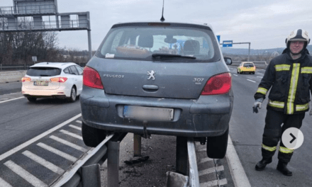 Egy szerb rendszámú Peugeot „parkolt le” a szalagkorláton Budapesten az M0-s autóúton (Fotók)