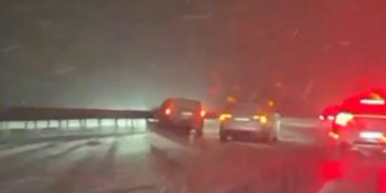 Káoszt okozott a havazás, tömegkarambol történt az autópályán Rumánál