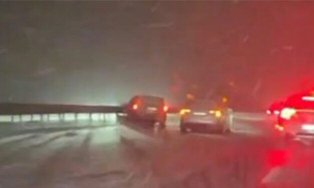Káoszt okozott a havazás, tömegkarambol történt az autópályán Rumánál