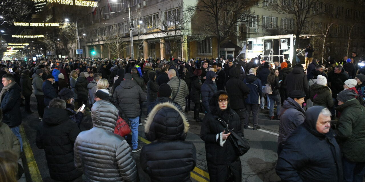 A választási csalás miatt ismét utcára vonultak az emberek Belgrádban