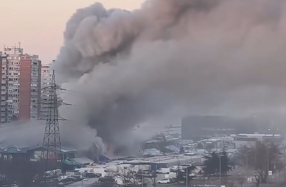 Lángol a kínai bevásárlóközpont, negyven tűzoltó küzd a lángokkal