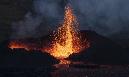 Újabb vulkánkitörés Izlandon, a láva csak pár száz méterre van Grindavík lakóépületeitől
