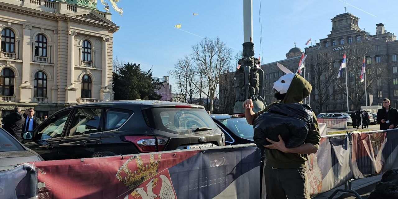 Káposztát és répát dobálnak a tüntetők