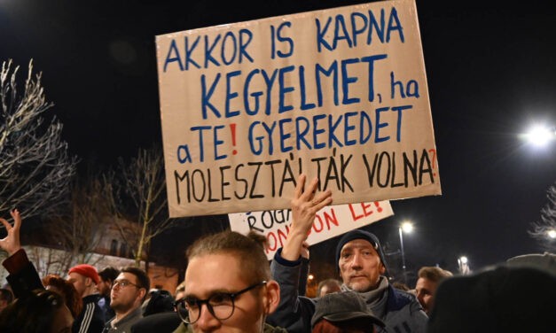 Tüntetnek Budapesten a Hősök terén