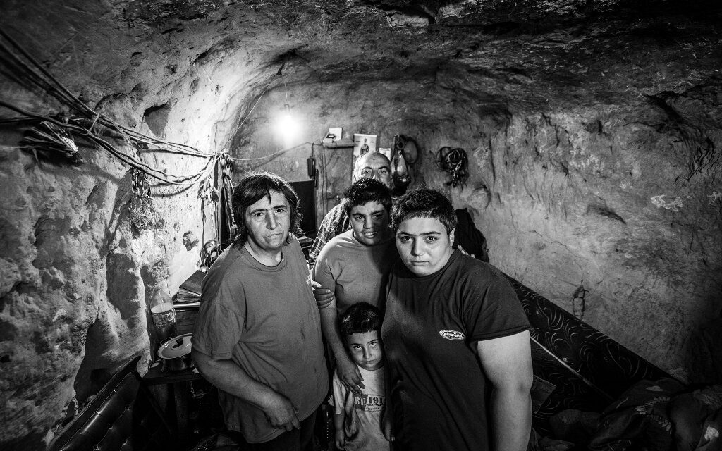 Egy földbe vájt barlangban él egy öttagú vajdasági család