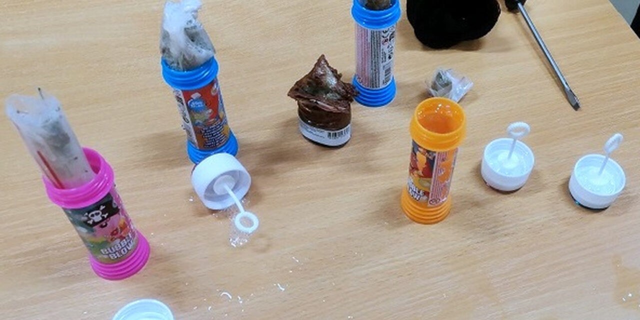Zokniba, csokikrémes üvegbe és szappanbuborékos tartályba próbálta elrejteni a drogot (Fotók)