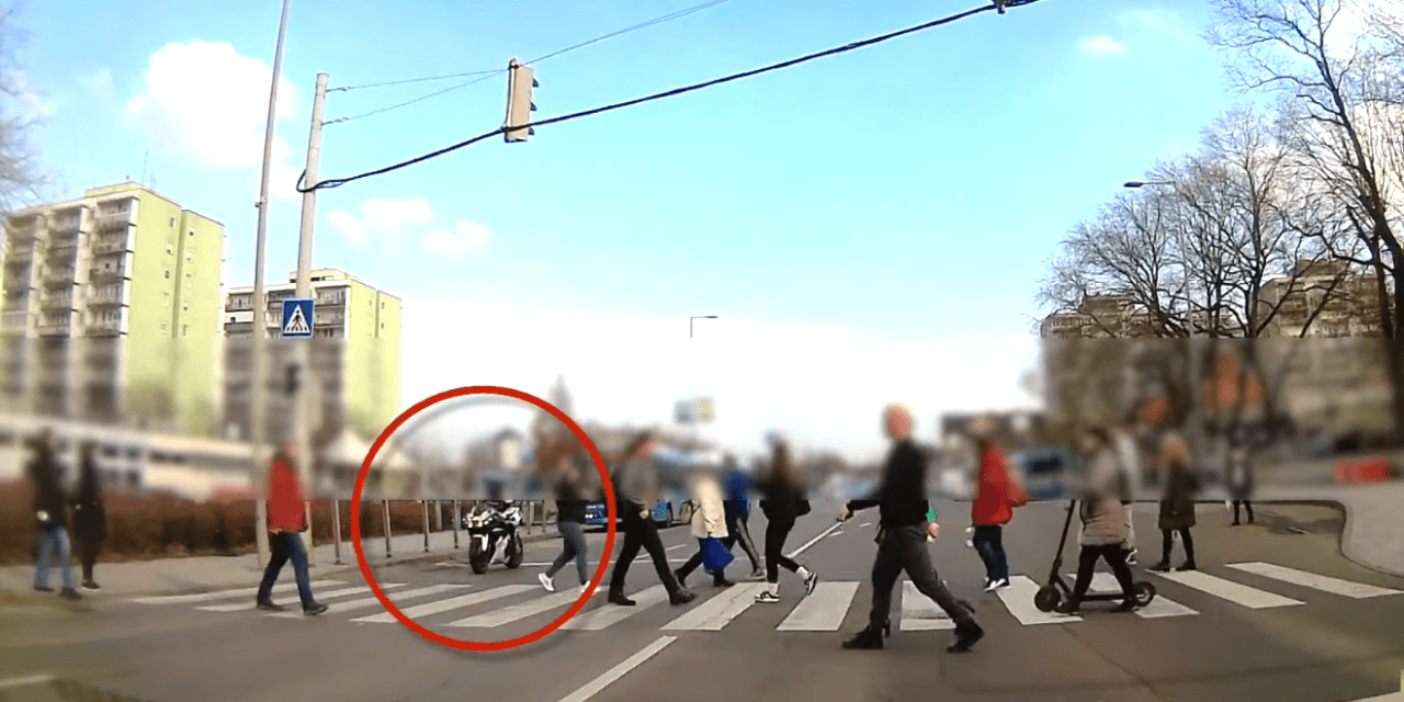 Úgy ment át a gyalogosok közt a zebrán egy motoros, mintha ott sem lennének (Videó)