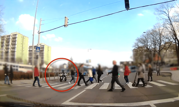 Úgy ment át a gyalogosok közt a zebrán egy motoros, mintha ott sem lennének (Videó)