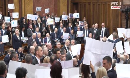 Feszültség a Szerb Parlament alakuló ülésén