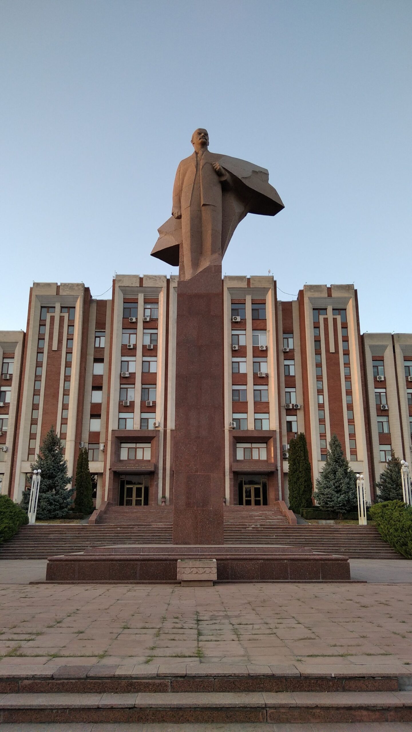 A parlament épülete előtt Lenin őrzi a rendet