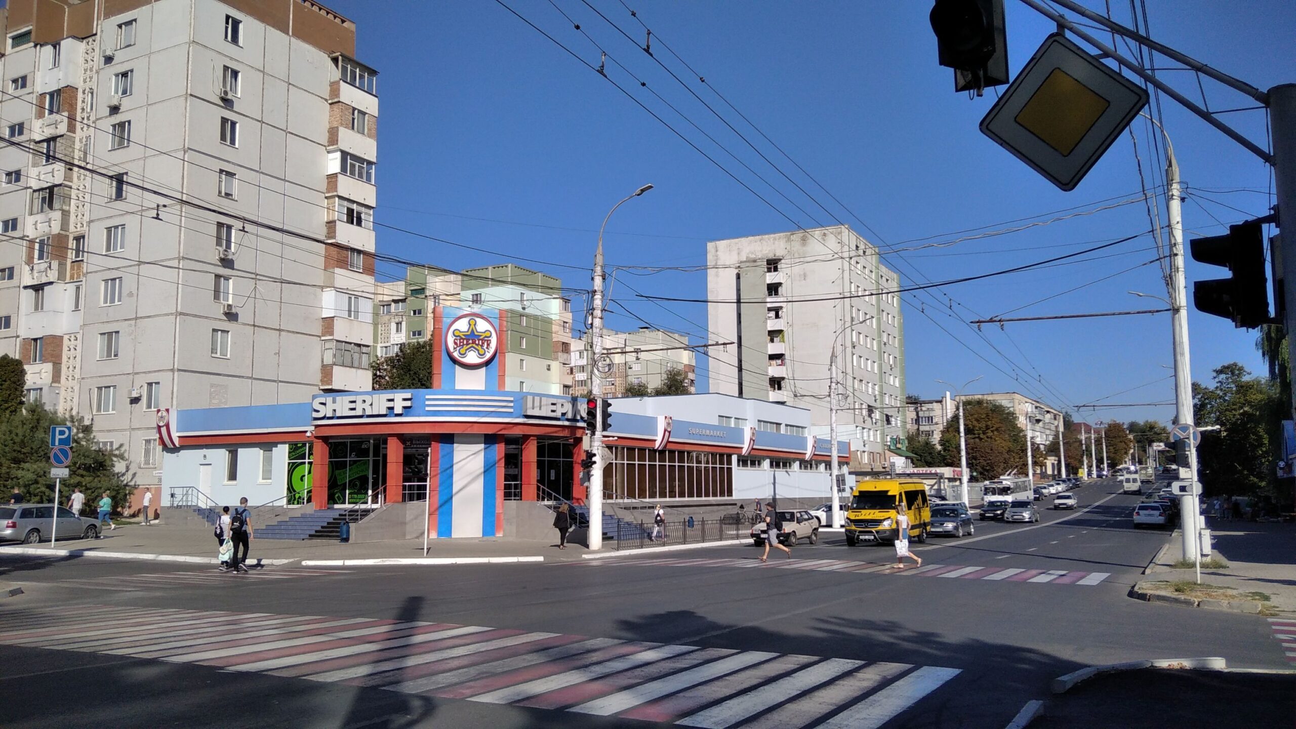 A szürke városképet a Sheriff önkiszolgálóinak színe sem igazán dobja fel