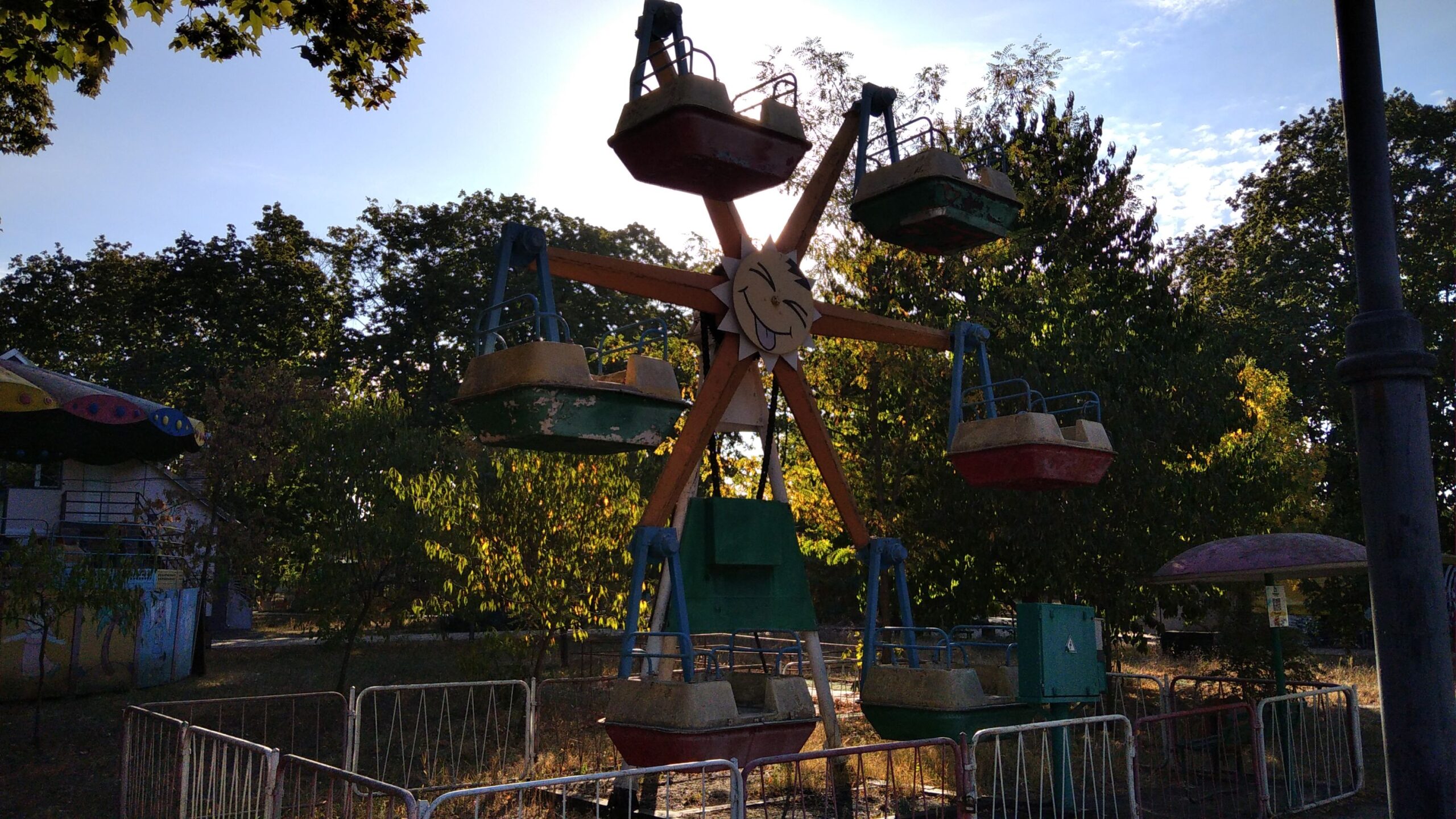 Egy posztapokaliptikus film díszlete is lehetne ez a lepusztult játszótér