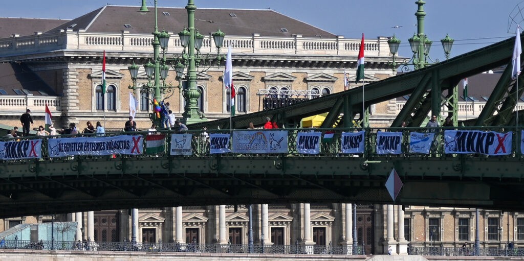 Az apa férfi, az infláció nő, a Kutyapárt jellegzetes szlogenje az általuk elfoglalt Szabadság hídon (Fotó: Szappanos Veronika/SZMSZ)