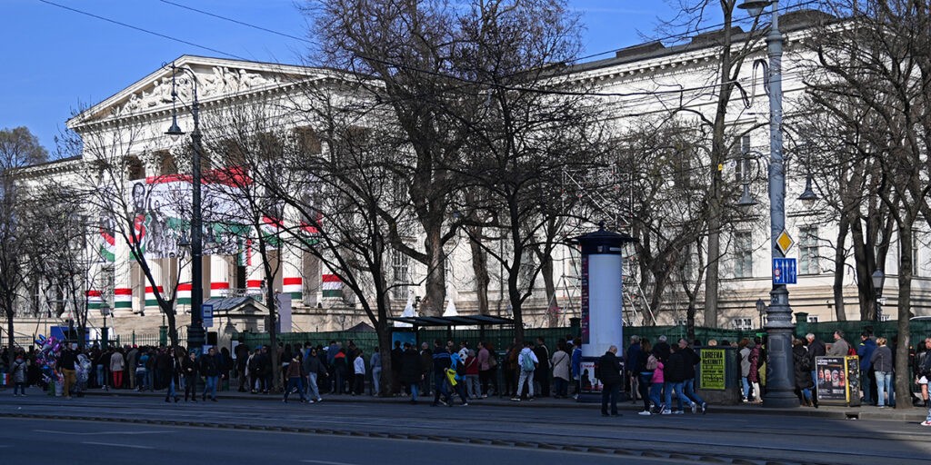 Hosszú sorok várakoztak a Nemzeti Múzeumnál az ingyenes belépéshez. Budapest, 2024. március 15. (Fotó: Szappanos Veronika/SZMSZ)