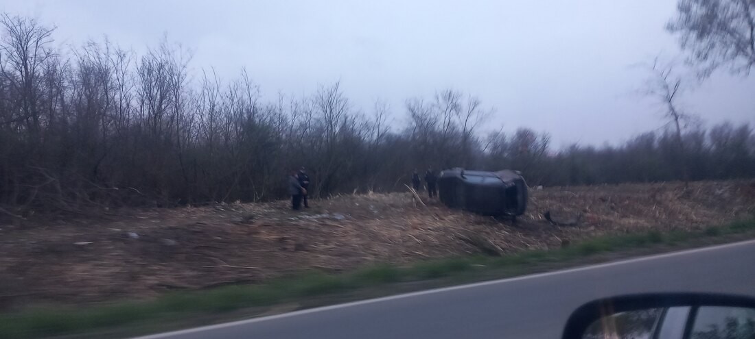 Zombor és Apatin között is felborult egy autó