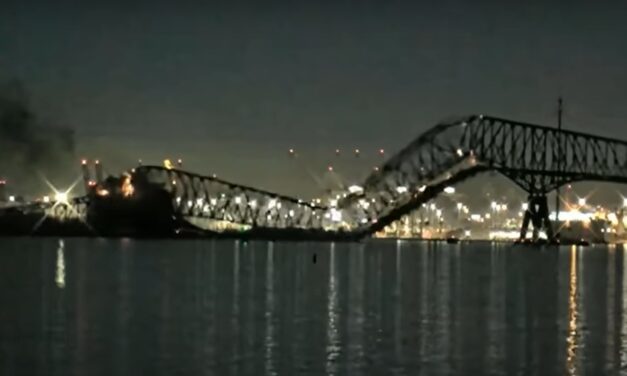 Összeomlott az egyik legforgalmasabb amerikai híd, húsz ember eltűnt (Videó)
