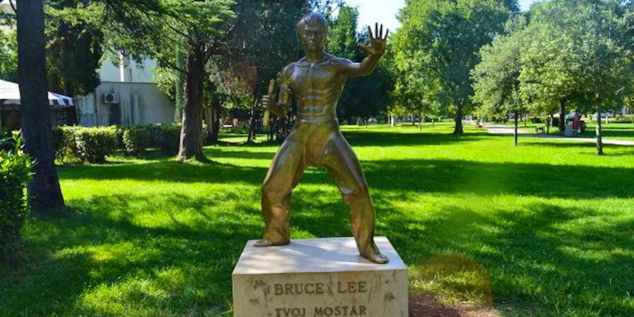 Darabokban került elő Bruce Lee szobra