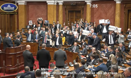 Akcióban a biztonsági őrök a szerb parlamentben