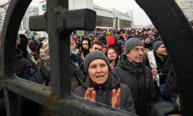 Többeket őrizetbe vettek Navalnij temetésén