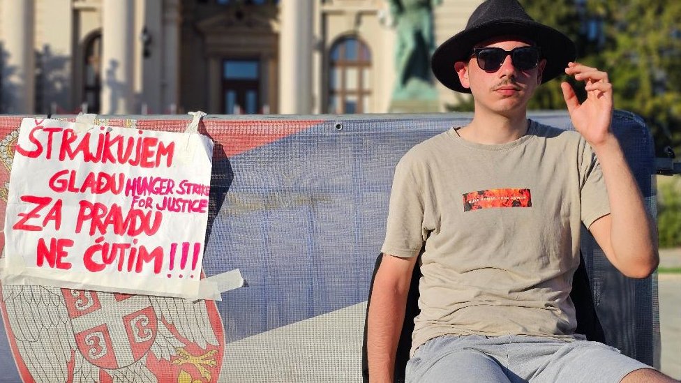 Péntek óta éhségsztrájkol egy szerb fiatal