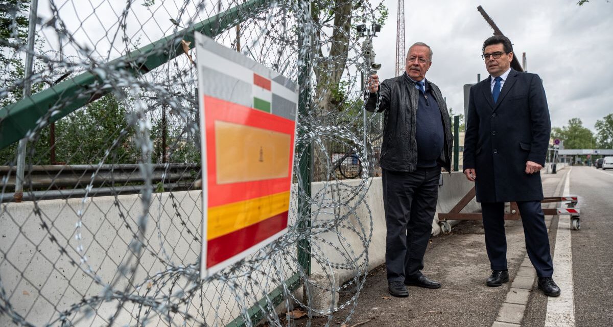 A „röszkei csata” helyszínén, a magyar-szerb határon tartott sajtótájékoztatót Bakondi