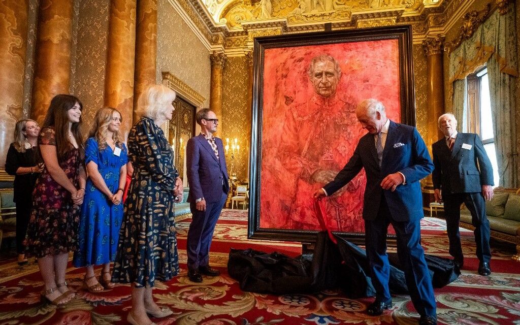 Felavatták a brit uralkodó első hivatalos portréját a koronázás óta