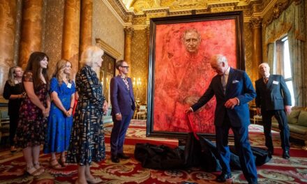 Felavatták a brit uralkodó első hivatalos portréját a koronázás óta