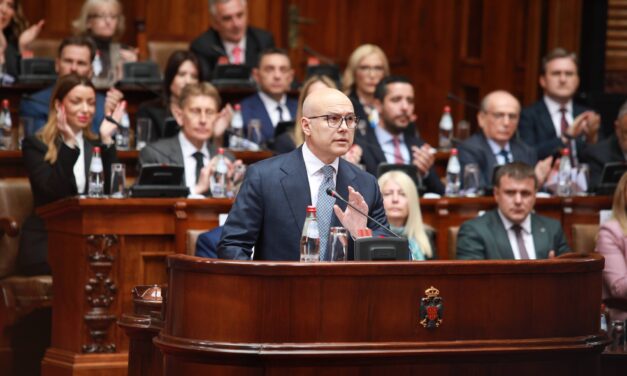 Šapić „jugó vírusa” a köztársasági parlamentet is megfertőzte