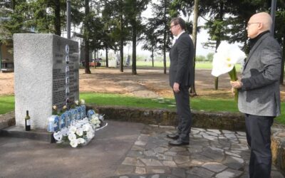Malo Orašje és Dubona falvakban koszorúzott Aleksandar Vučić Itt is az áldozatokra emlékeztek