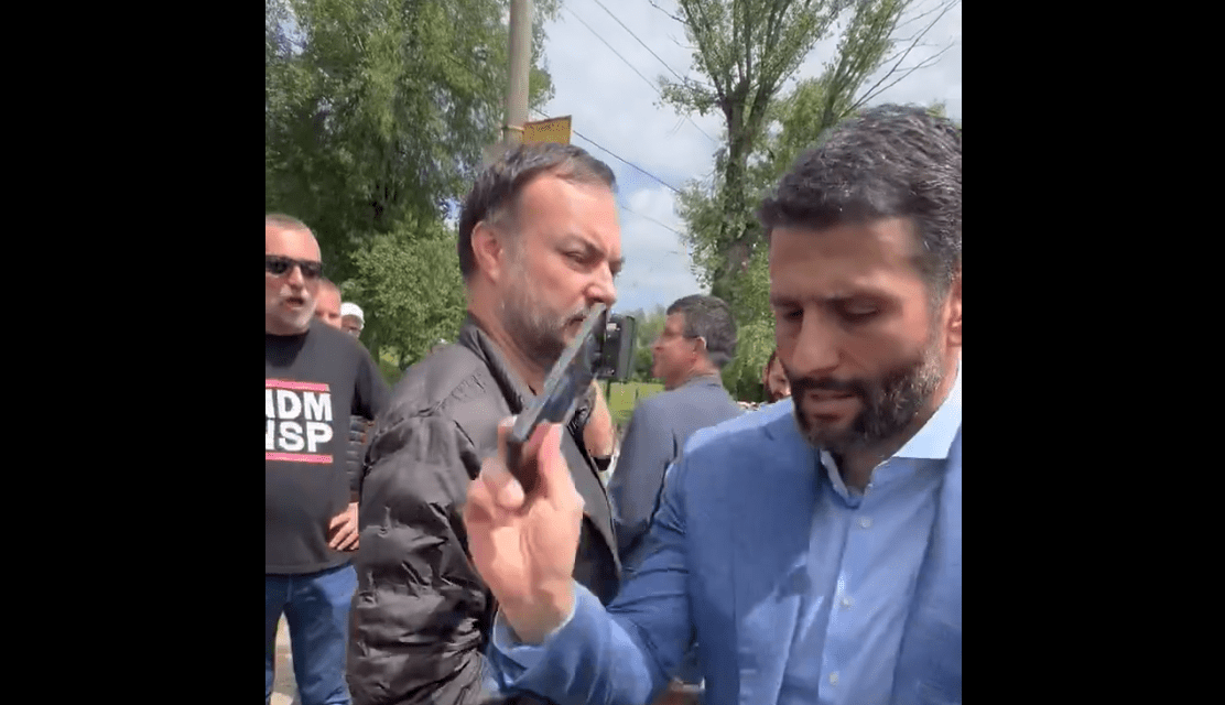 Belgrád haladópárti polgármestere kitépte egy polgár kezéből a telefonját és összetörte (Videó)